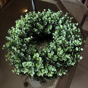REALISTIC "SOFT TOUCH" LUSH INDOOR/OUTDOOR FAUX BOXWOOD WREATH 18" Preowned